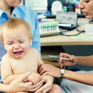 Ребенок плачет от прививки