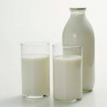 Можно ли пить молоко кормящей женщине