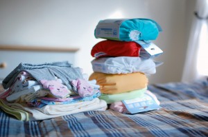 стопочка детских вещей, аккуратно поглаженные