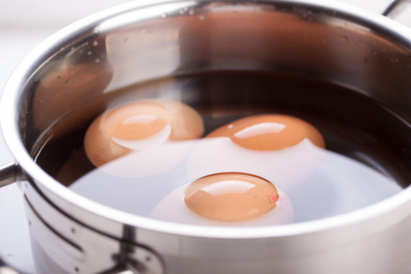 Употреблять можно только хорошо сваренное яйцо
