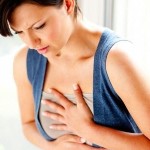 Почему болит в области грудной клетки?