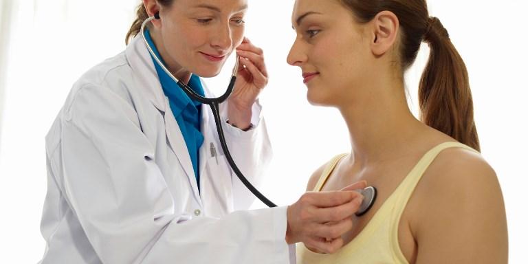 врач слушает работу сердца