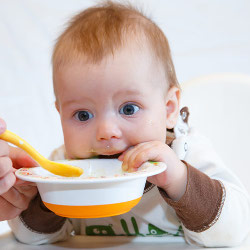 Маленькие дети всегда едят кашу с удовольствием