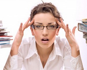 Женщина в очках испытывает стресс