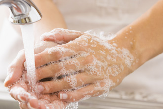 Необходимо регулярно мыть руки