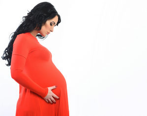 беременная в красном платье