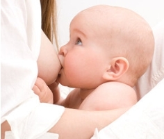 правильное первое кормление грудью новорожденного