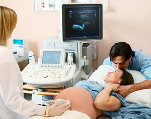 Беременная девушка на осмотре у врача