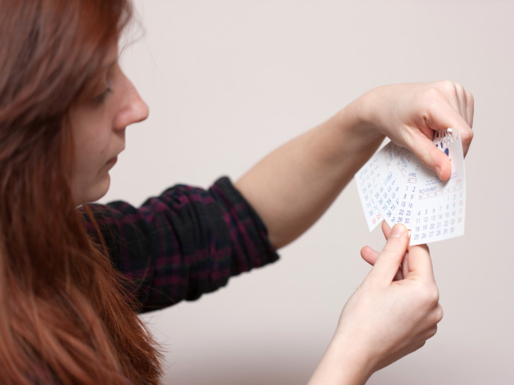 Признаки месячных: какие симптомы появляются перед менструацией, когда стоит бить тревогу?