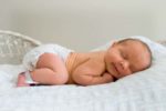 Как должен новорожденный лежать на животе