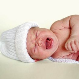 Кишечные колики у новорожденных: что делать маме и какую первую помощь оказать ребенку