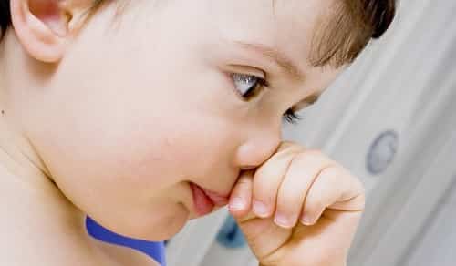 Ребенок засунул в нос бусинку: что делать с инородным телом, как его вытащить?