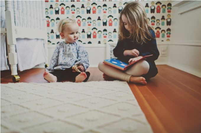 Сестра читает младшему брату