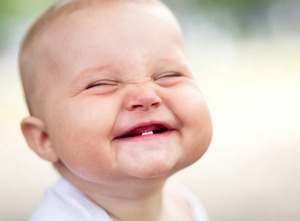 Как помочь ребенку когда режутся первые зубы