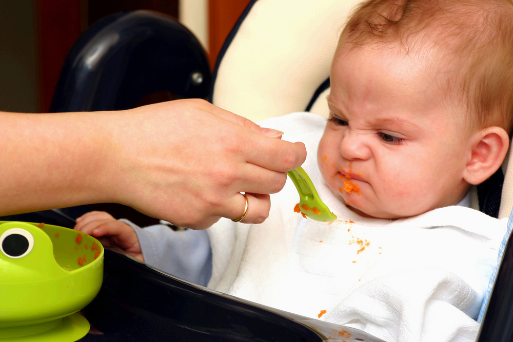Рвота у ребенка после прикорма