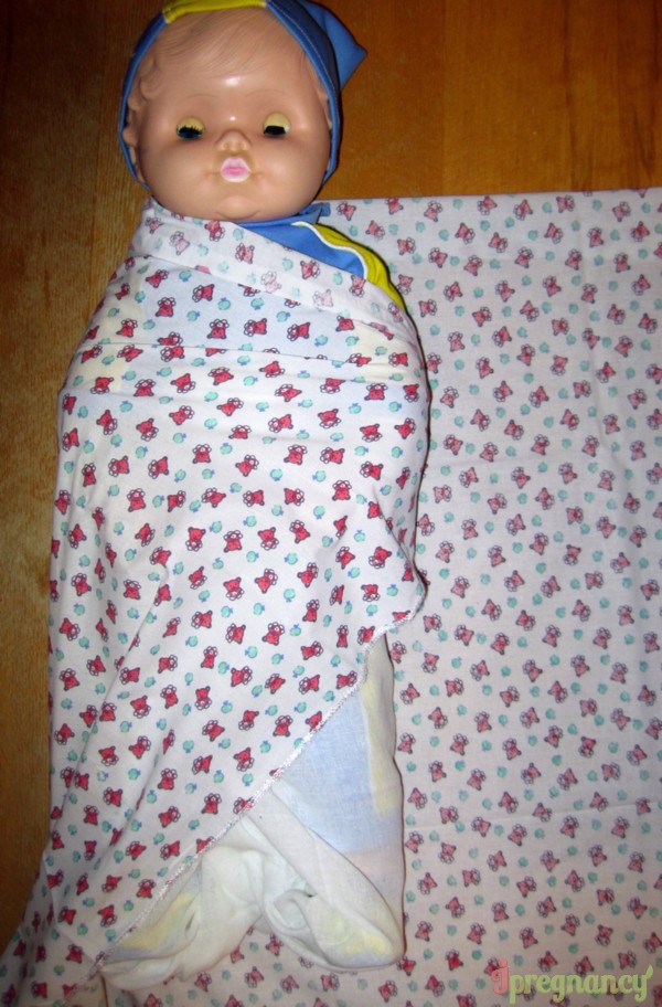 Пеленание при дисплазии. Косынка из пеленки новорожденному. Младенец завернутый в одеяло. Как завернуть ребенка в одеяло. Пеленка при кривошее.