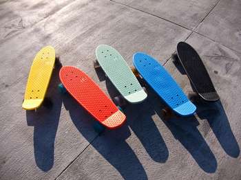 Пять разноцветных скейтбордов