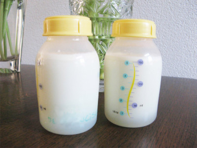 Грудное молоко в бутылочках