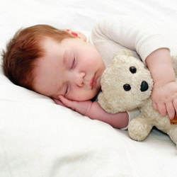 Дневной сон ребенка с игрушкой
