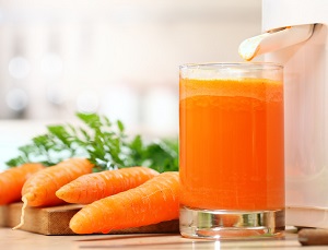 Сок моркови очень хорош в борьбе со стоматитом