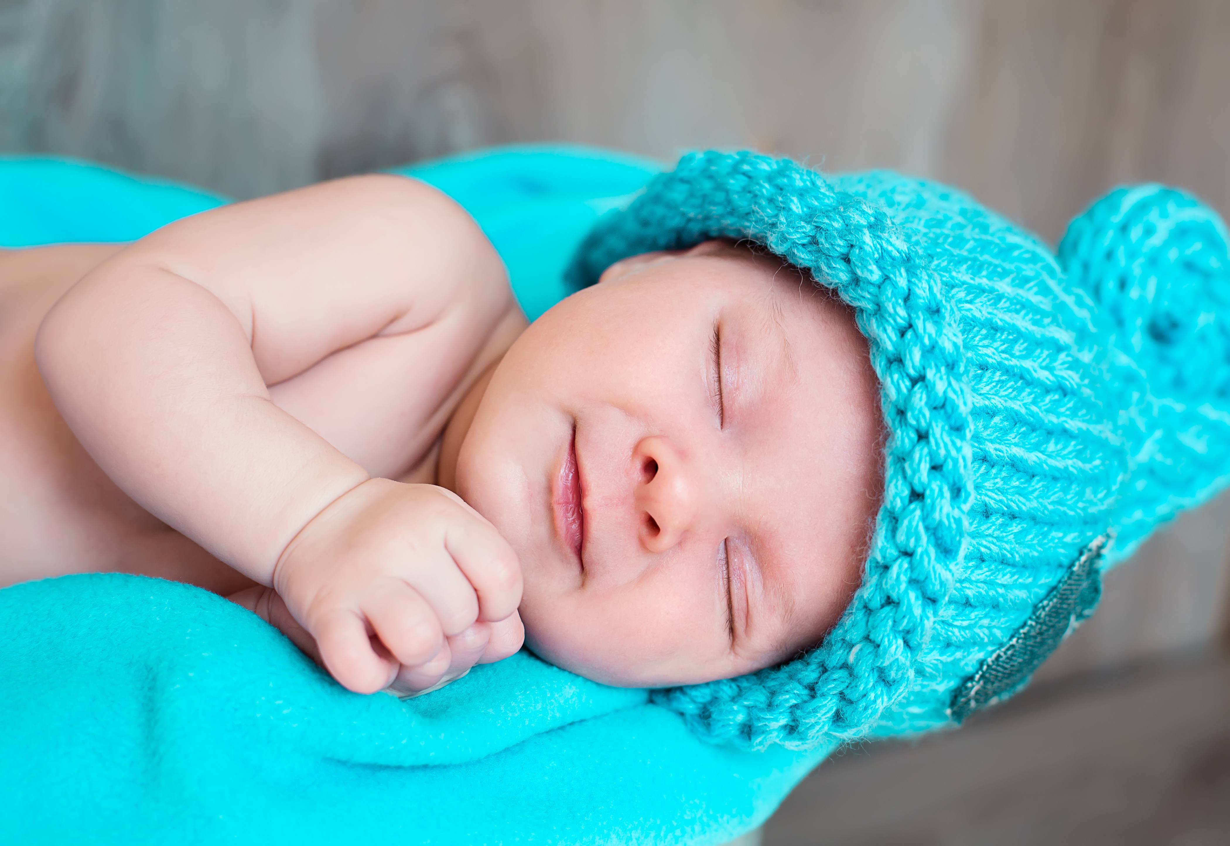Ношение плотных и вязаных шапочек замедляет рост волос у новорожденного