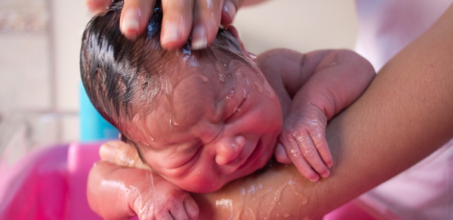 При мытье головы новорожденного не следует часто использовать мыло и шампунь