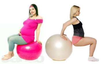Две беременные девушки на мячах
