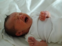 Новорожденный плачет