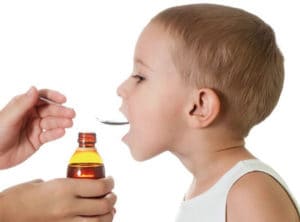 Ребенок пьёт препарат