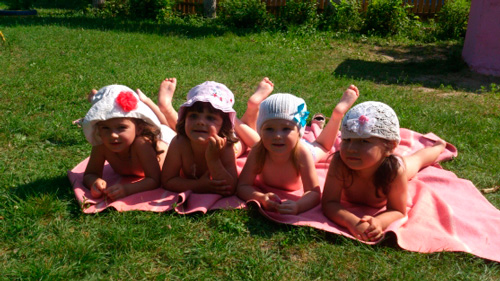 Дети принимают воздушные и солнечные ванны