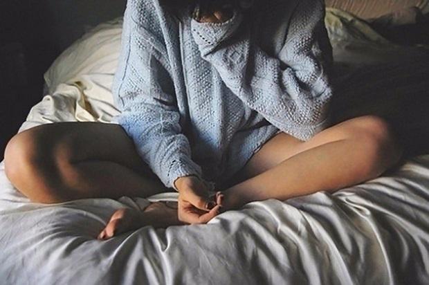 девушка на кровати