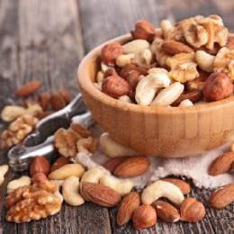 Какие орехи лучше при грудном вскармливании и в чем их опасность