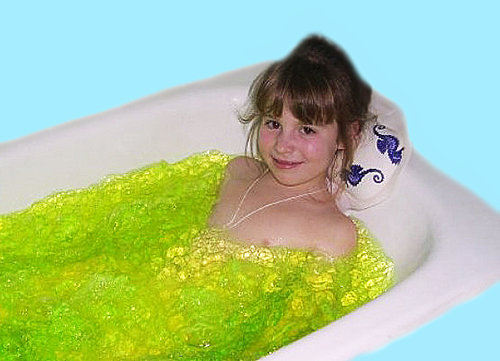 Дочка купается в ванной. Девочка 10 лет в ванной. Девочка купается в ванной. 12 Лет в ванной. Купание девочек в ванной.