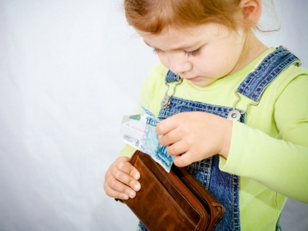 Что делать, если ребенок ворует деньги у родителей: совет психолога, как отучить