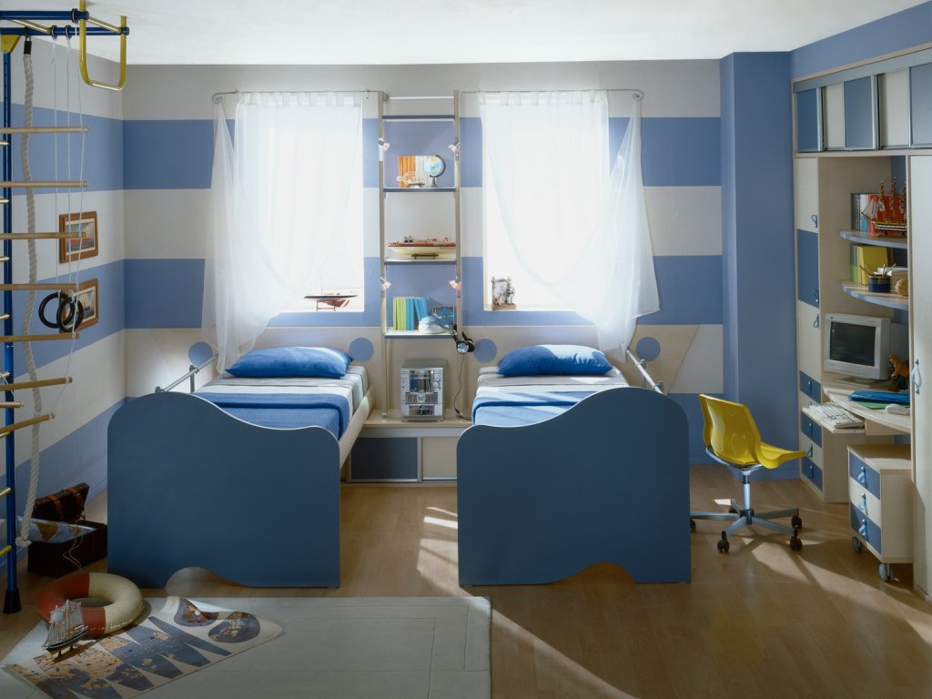 Дизайн интерьера детской комнаты для двух мальчиков в бело-голубых тонах