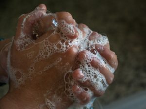 моет руки с мылом