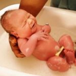 Уход за малышом: как купать новорождённого ребёнка. Как купать новорождённого первый раз: пошаговая инструкция (видео)