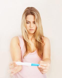 Девушка и тест на беременность