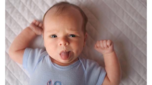 Почему грудничок высовывает язык: причины у новорожденного ребенка