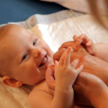 Психомоторное развитие ребенка до 1 года по месяцам, симптомы задержки, лечение