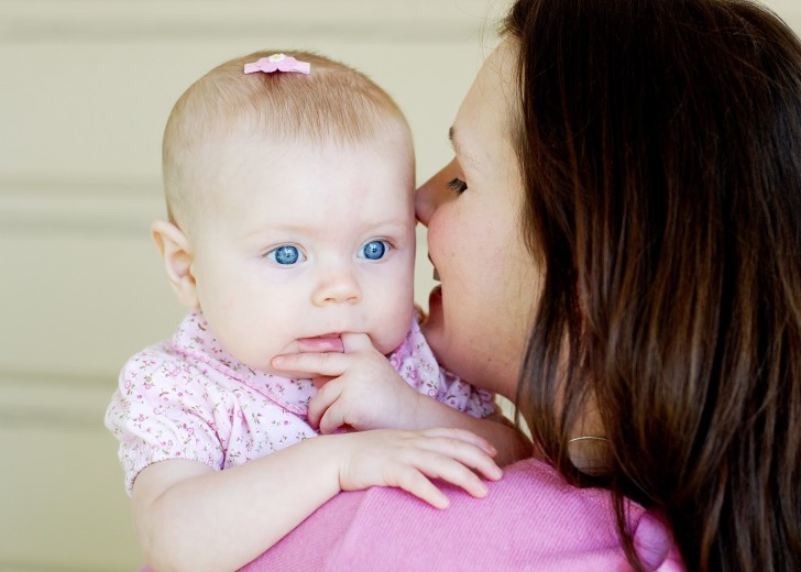 Развитие в 5,5 месяцев: что должен уметь ребенок, питание, рост и вес (видео)