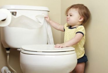 Ребенок боится какать (ходить в туалет по-большому): что делать?