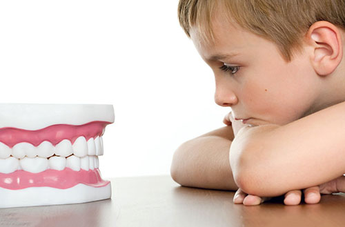 У ребенка болит зуб — чем обезболить в домашних условиях и что делать, чтобы устранить причину?