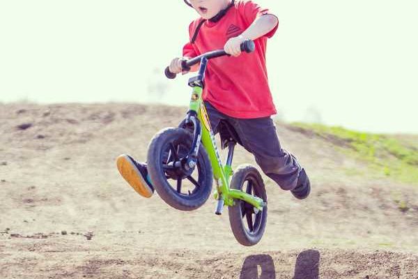 Беговел для детей от 2 лет: как выбрать велосипед без колес — рейтинг и обзор