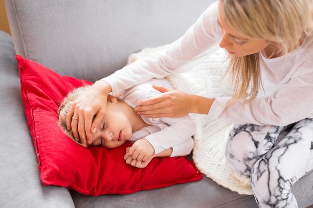 Белая лихорадка у ребенка и ее отличия от розовой: причины, симптомы, неотложная помощь и лечение