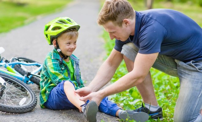 Чем обработать рану у ребенка после падения — как лечить мокнущую ссадину, которая не заживает?
