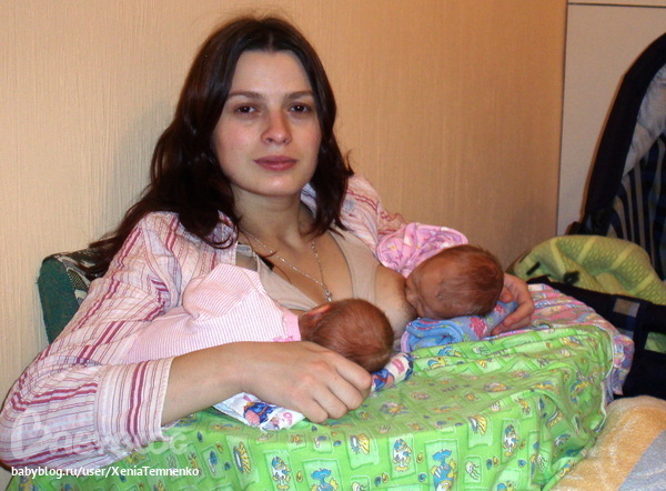 Как кормить двойню одновременно: фото и видео, позы для кормления грудью