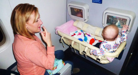 Как лететь в самолете с грудным ребенком: с какого возраста можно летать с новорожденным?