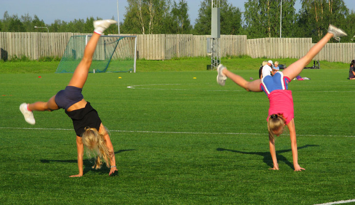 Как научить ребенка делать колесо в домашних условиях: видео-уроки и советы