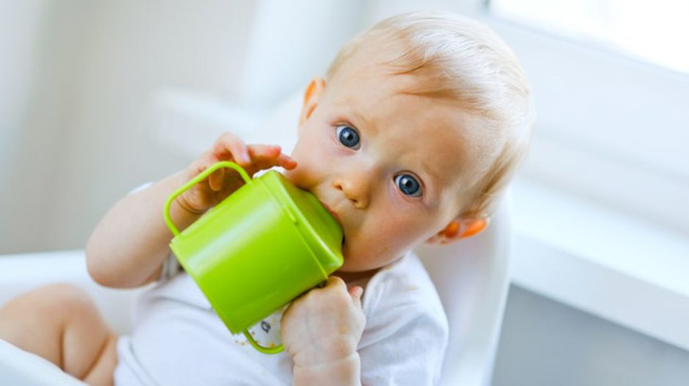 Как научить ребенка пить из кружки, трубочки, поильника самостоятельно и когда?